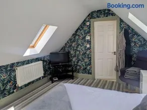 Intimate flat with free parking - Image 2