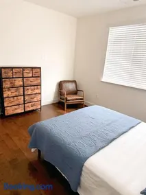 Cozy Charm Newark Retreat with Free Wifi and AC - Image 4