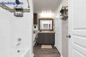 Stylish Retreat NRG Downtown Free Parking - Image 1