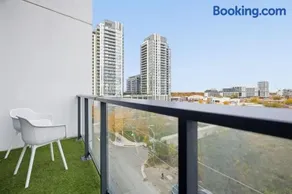 Chic 2BR Urban High-Rise Scenic City Views - Image 2