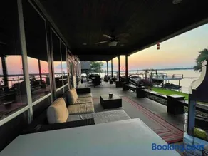 Luxurious, Tranquil, 4BR Lakefront Villa - Image 1