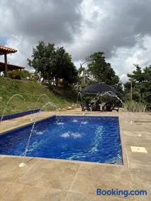Cabaña familiar con piscina y una gran vista - Image 5