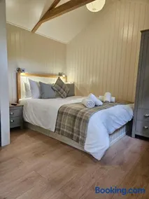 Woodland Shepherds Hut - 'Saga' - Image 2
