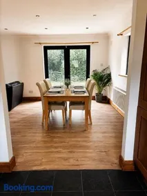 Brittas Bay Getaway 3 Beds 4 Bathrooms - Image 3