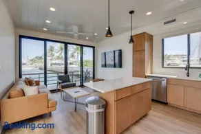 Awai's Floating Villa - Houseboat in Luxury Village - Image 1