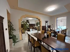 VT6 House & Restaurant - Image 3