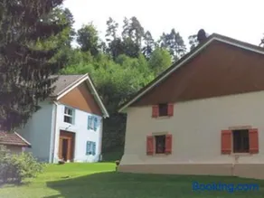Gîte Confortable en Pleine Forêt avec Étang, Idéal pour Familles et Amis - Image 1