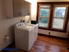 Grand Central - Pet friendly 3 BR 2 Bath - Image 2