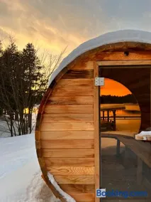 Luxury Beachfront Cottage w Hot tub, Sauna & Bar - Image 1