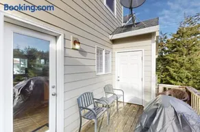 Annie's Oceanside Beach Rest - Image 3