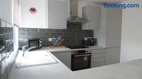 The Getaway - Modern 2 Bedroom Brixham Bungalow with sea peeps - Image 2