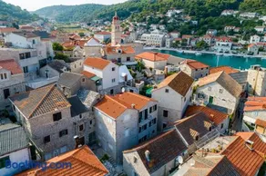 Apartments by the sea Pucisca, Brac - 15381 - Image 2