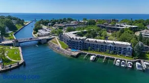222 Edgewater Inn - Image 3