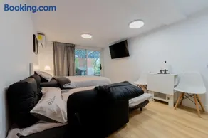 Modern Studio-Patio & BBQ-Parking Included - Image 5