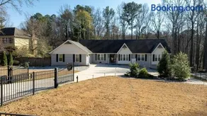 Private King Sized Basement Apartment 2 Main Queen Bedrooms With 2 Full Private Bathrooms In Each Queen Bedroom - Image 4