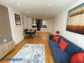 Elegant Windsor Flat - Short Walk to Windsor Castle, River Thames & Train Station - Image 2