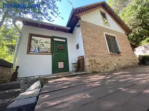 Rustic Cottage & Garden Retreat on Budapest Hilltop - Image 2