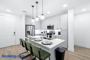 G36, 2BR Luxury Stay by Top Golf, Resort Pool & Gym, Near Stockyards - Image 3