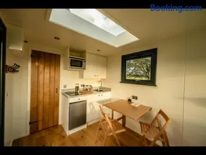 Laverock How Shepherds Hut with private hot tub - Image 4