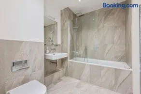 Amazing new built townhouse with garden in London - Image 4