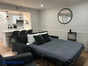 Newly Renovated Villa with King Bed and Amenities, 1 mile to Mohegan Sun - Image 5