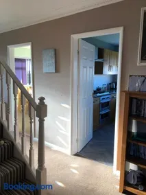 Number One - Fully Equipped Self Catering Four Bedroom House next to Dunedin, 15 mins to Spurn, 20 mins to Saltend, 12 mins to Easington - Image 2