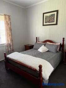 Country charm on acreage - Image 3
