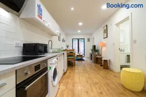 Cozy Urban 2BR with courtyard - Image 3