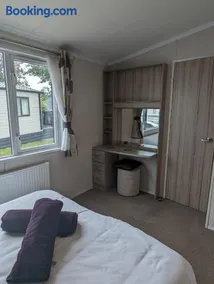 BEAUTIFUL LODGE on SHOREFIELD Country Park on edge of New Forest ENTERTAINMENT AND LEISURE PASSES INCLUDED - Image 4