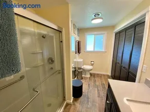 Centrally Located Redmond Retreat with Pool Table - Image 2