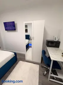Modern En-Suite Double Bedroom in Cardiff with Private Entrance - Image 4
