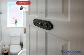 Quiet Premium Stansted Apartment in Central Location with WiFi and Desk - Image 4