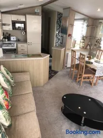 Seabreeze, Utopia, walking distance to beach, 5 Star Shorefield Country Park, Milford on Sea, Shorefield Road, SO41 0LH, United Kingdom - Image 4