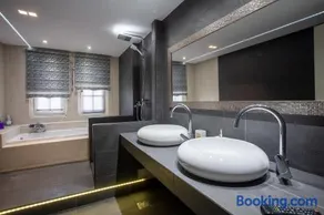 Τraditional fully detached villa on a luxurious hillock of Thessaloniki with its own garden also for family & wedding gatherings for 10 to 25 people only 15 minutes from airport - Image 2