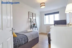 Lavish Rayleigh Apartment - LMV Property - Image 5