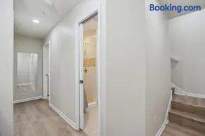 Newly Renovated 5BD 4BA Home near Downtown - Image 1
