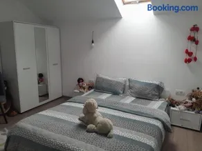 Vila Maria, sunt 2 camere si un living mare cu 2 canapele care se fac paturi matrimoniale se inchiriaza toata vila 150 lei de persoana copii au gratuita cazarea - Image 1
