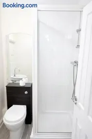 4 bed in Milton Keynes - Image 5