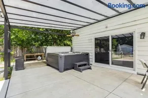 Spacious Family Getaway- Salt Water Pool & Hot Tub - Image 1