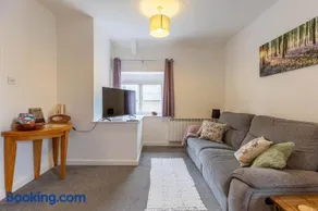 Charming Historic Stay - Cosy Flat with parking - Image 3