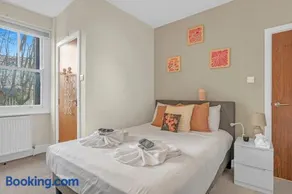 Sleek 1-Bed Retreat, 2-Min Walk to Chiswick Park Tube - Image 5
