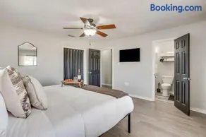 NEW Remodeled 4 Bed Sleeps 10 Near Tarleton - Image 2