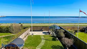 Luxurious house by the water - Image 1