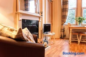 Cosy and Modern Apartment in Central Edinburgh - Image 1