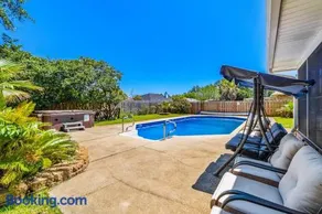 Inviting dog-friendly home with pool hot tub enclosed yard & WD - Image 2