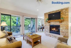 Treetop Sunset Deck, 2 Upscale King Bedrooms, Fireplace, Walk to Spa & Trails - Image 1