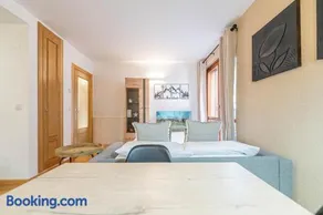 A Cozy Refuge - 2min drive to slopes - 4pax - Image 3