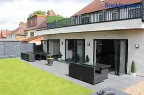 Modern Spacious House - Sleeps 16, Free Parking, Sun Terrace - Image 3