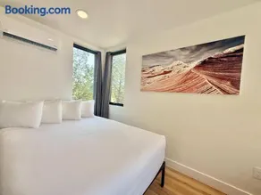 Modern Cabin Near Zion & Bryce w Pool & Hot Tub - Image 2