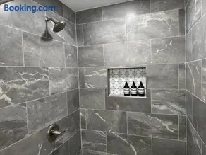 Modern Retreat - Newly Remodeled Gem - Image 1